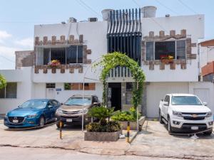 a group of cars parked in front of a building at HOTEL BOUTIQUE SONNE BALOP Valledupar in Valledupar