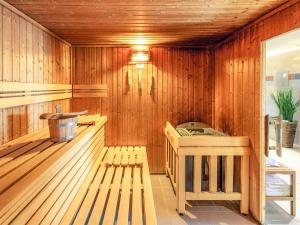 eine Sauna mit einer Bank und einer Holzwand in der Unterkunft Mercure Hotel Schweinfurt Maininsel in Schweinfurt