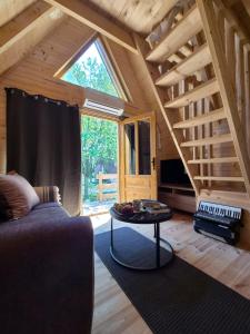 ein Wohnzimmer mit Sofa und Tisch in der Unterkunft Tiny House 4-Imanje Terzic in Golubovci