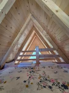 ein Zimmer mit einem Bett im Dachgeschoss in der Unterkunft Tiny House 4-Imanje Terzic in Golubovci