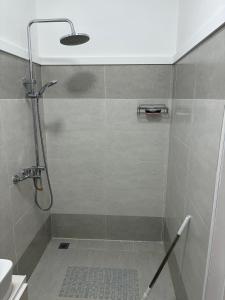 a bathroom with a shower with a shower head at Appartement Zen VIP Péreybère in Grand-Baie