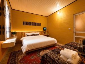 a bedroom with a large bed in a room at Mộc An SaPa Home in Sapa