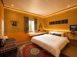a bedroom with a large bed and a window at Mộc An SaPa Home in Sapa