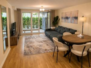 a living room with a couch and a table at 3-Zimmer-Wohnung mit Terrasse in zentraler Lage in Stuttgart