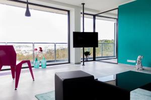 Televízia a/alebo spoločenská miestnosť v ubytovaní Amazing Apartments