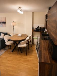 a living room with a table and chairs and a couch at 3-Zimmer-Wohnung mit Terrasse in zentraler Lage in Stuttgart