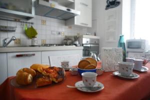 einen Tisch mit einem roten Tischtuch mit Futter drauf in der Unterkunft La Casa Di Nina in Matera