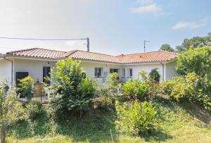 a white house with trees in front of it at Détente à deux in Saint-Martin-de-Seignanx