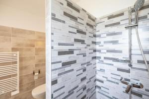 a bathroom with a toilet and a shower at Détente à deux in Saint-Martin-de-Seignanx +13 photos