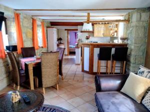 a living room and kitchen with a table and chairs at Ferienwohnung Zeittor in Tharandt