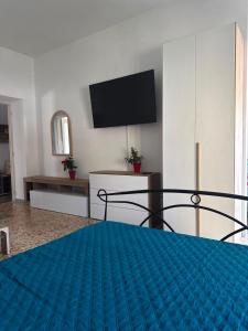 a bedroom with a bed and a tv on a wall at El Mar in Coldragone