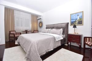 a bedroom with a bed and a table and chairs at VERA apartman in Zaječar
