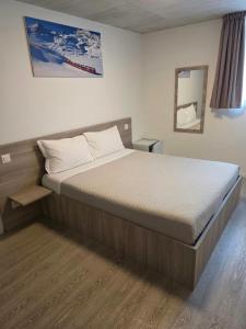 a bedroom with a bed in a room at Regina by GoAcademy in Agno