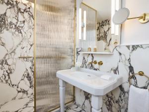 a bathroom with a sink and a mirror at ATHENA Pallas in Athens