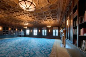 a large room with a library with a blue carpet at Sentinel Hotel in Portland