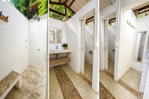 a bathroom with a sink and a mirror at Hotel Fuerte Mayal in Puerto Limón