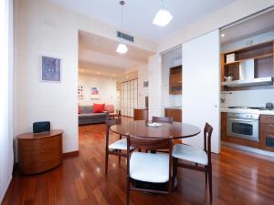 a kitchen and living room with a table and chairs at Dadu 150 in Bari