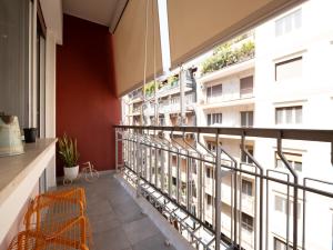 a balcony with a view of a building at Dadu 150 in Bari