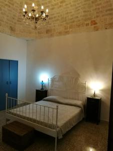 オストゥーニにあるAntica Casa "Lelays"のベッドルーム(白いベッド1台、シャンデリア付)