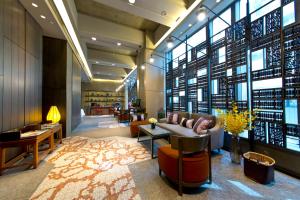 een lobby van een hotel met een wijnkelder bij Wanchai 88 in Hong Kong