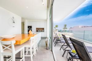 a kitchen and dining room with a table and chairs at Villa Veiga with heated pool in Callao Salvaje