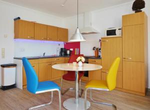 维林根Fewo Penthaus-Blick的厨房配有桌子和四把椅子 更多31张照片