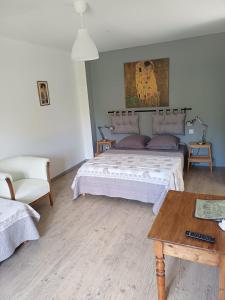 a bedroom with a bed and a table at La maison de l'écluse in Trèbes