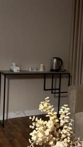 a table in a living room with a table with a pot on it at شقة غرفة وصالة مريحة in Jeddah