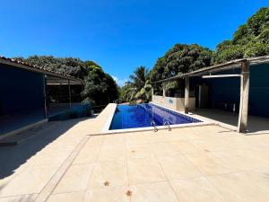 an image of a swimming pool in a house at Chacará Village do Rio Ouro in Conde
