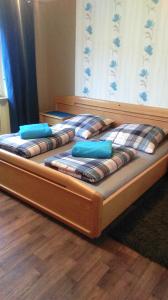 twee bedden in een kamer met blauwe kussens erop bij Ferienwohnung Familie Perl in Immenhausen