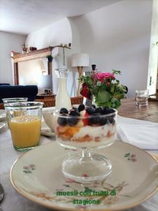ein Dessert in einer Schüssel auf einem Teller auf einem Tisch in der Unterkunft La Capinera in Muggio + 32 Fotos