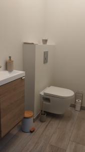 a bathroom with a toilet and a sink at Gîte La Ferme Ecole in Perrou