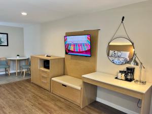TV a/nebo společenská místnost v ubytování Oceanview Inn - Emerald Isle