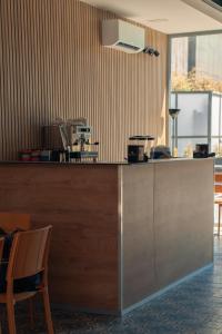 eine Küche mit Theke, Tisch und Stühlen in der Unterkunft Hotel Pietranera in Catania