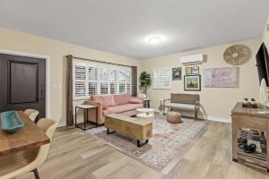 a living room with a pink couch and a table at Coconut Grove Resort in Clearwater Beach