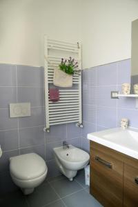 ein blaues Badezimmer mit WC und Waschbecken in der Unterkunft La Casa Di Nina in Matera