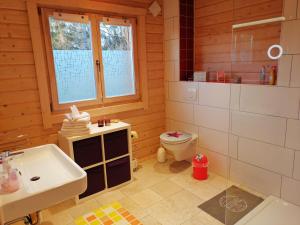 a bathroom with a sink and a toilet at Blockbohlenhaus-Steiner-Lodge in Steinen +33 photos