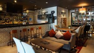 Salon ili bar u objektu Roosseno Plaza Serviced Apartment