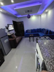 ein Wohnzimmer mit blauer LED-Decke in der Unterkunft Remas23 in Irbid + 3 Fotos
