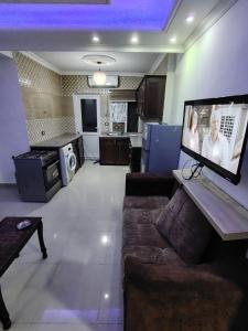 ein Wohnzimmer mit Sofa und Flachbildfernseher in der Unterkunft Remas23 in Irbid