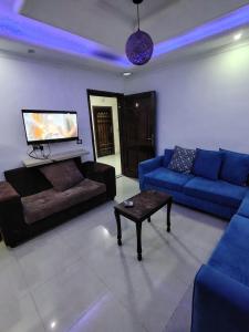ein Wohnzimmer mit Sofa und Tisch in der Unterkunft Remas23 in Irbid