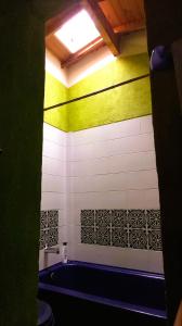 a bathroom with a bath tub and a window at Apartamento Acogedor en el Retiro in El Retiro +28 photos