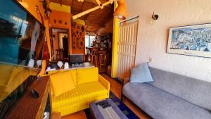 a living room with a couch and a table at Apartamento Acogedor en el Retiro in El Retiro