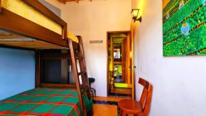 a bedroom with a bunk bed and a table and chair at Apartamento Acogedor en el Retiro in El Retiro