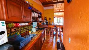 a kitchen with a sink and a counter top at Apartamento Acogedor en el Retiro in El Retiro