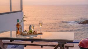 a table with two glasses of wine and a bowl of fruit at yeongdeok chaeumneul poolvilla in Yŏngdŏk