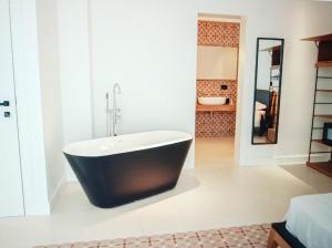 eine schwarz-weiße Badewanne in einem Badezimmer in der Unterkunft Hotel Pietranera in Catania + 30 Fotos