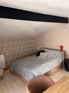 a bedroom with a bed and a table at La maisonnette du marais in Amuré +8 photos
