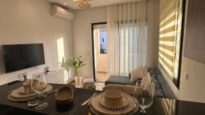 a living room with a table with wine glasses on it at Jardins de carthage in Tunis