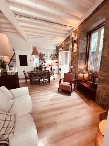 a living room with a white couch and a table at A Casa das Nenas in Villanueva de Arosa